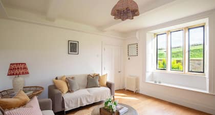 Idyllic Cotswold Farmhouse - Rural Views & Parking
