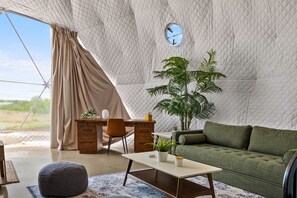 Living area - The Jungle Glamping Dome with private hot tub (San Marcos)