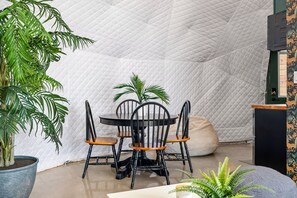 Dining - The Jungle Glamping Dome with private hot tub (San Marcos)