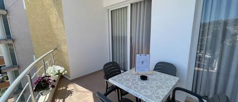 Appartement Confort, balcon, vue ville | Restauration extérieure