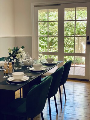 Dining - Family-friendly Victorian with Heated Pool + Outdoor Fire –Walk to Bendigo CBD (Quarry Hill)