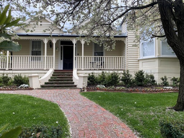 Exterior - Family-friendly Victorian with Heated Pool + Outdoor Fire –Walk to Bendigo CBD (Quarry Hill)