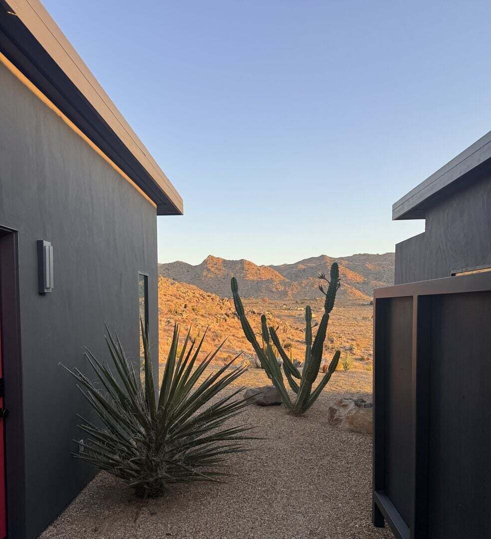 Un bâtiment moderne avec, en arrière-plan, un paysage désertique.