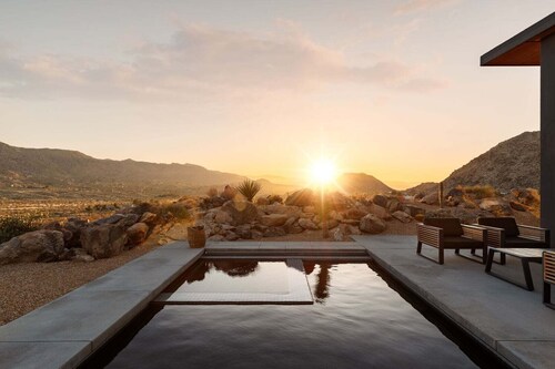 Skyfall - Luxury Villa w Pool - Minutes from Park