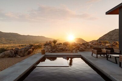 Skyfall - Luxury Villa w Pool - Minutes from Park