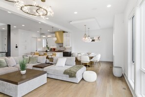 Un salon moderne avec un canapé, une table basse et un coin repas.