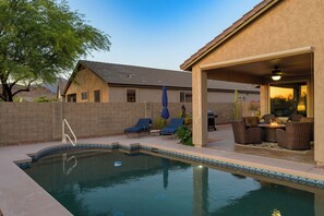 A swimming pool with lounge chairs and a covered patio area. - The Retreat at Gold Canyon - Private Pool, Firepit & Superstition Mountain Views (Gold Canyon)