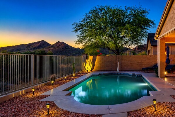 A heated pool - The Retreat at Gold Canyon - Private Pool, Firepit & Superstition Mountain Views (Gold Canyon)