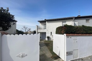 A residential building with a white exterior, a gated entrance, and a small balcony. - Laurencie - CABESTANY (CABESTANY)