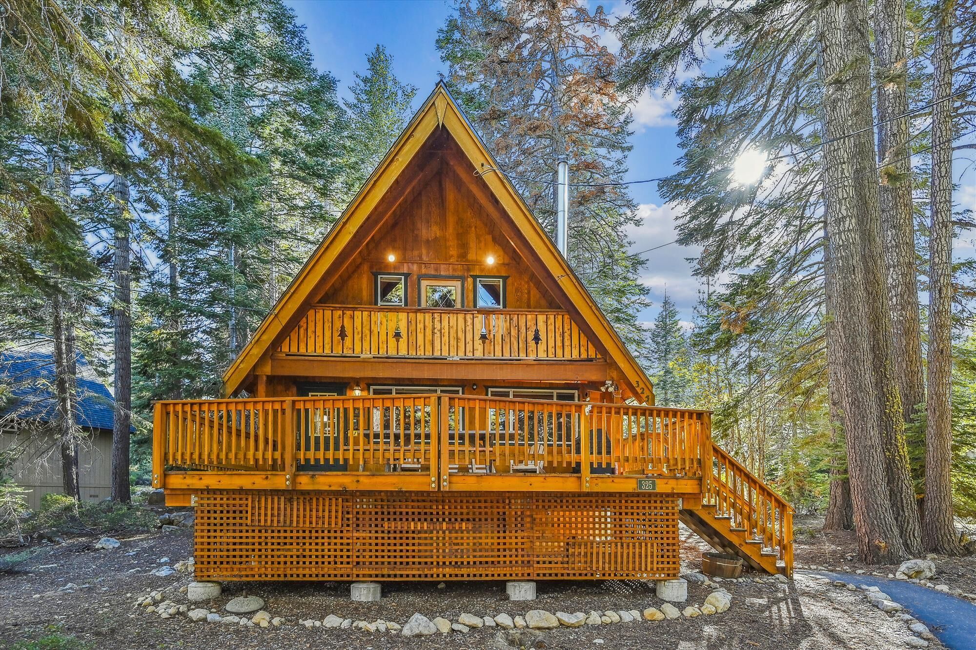 Eine Holzhütte mit Balkon und Treppe.