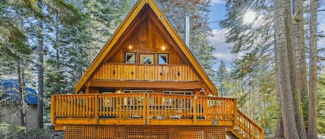 Eine Holzhütte mit Balkon und Treppe.