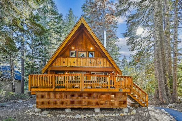 Eine Holzhütte mit Balkon und Treppe.