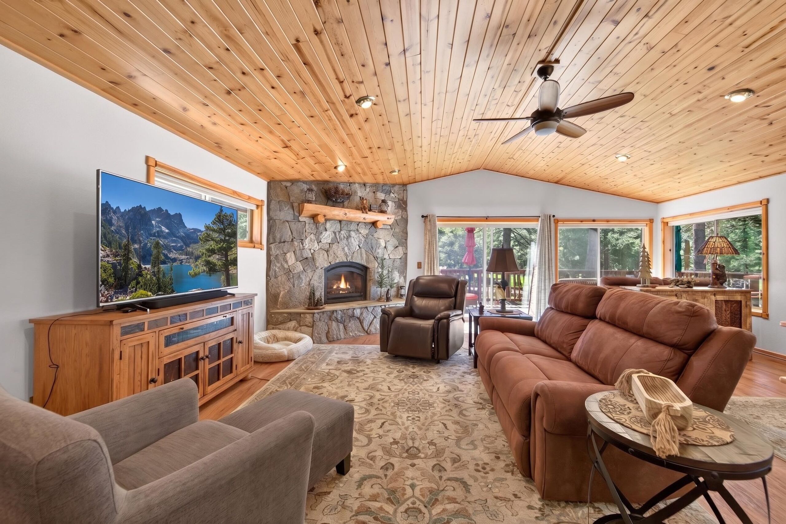 Smart TV, fireplace