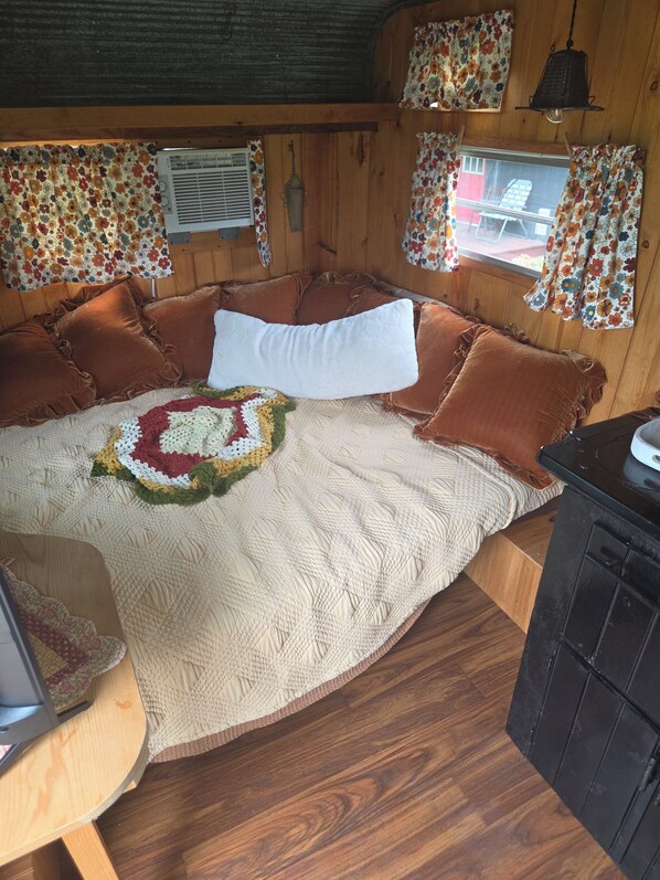 Room - Serene recreational vehicle with AC in charming Springdale (Springdale)