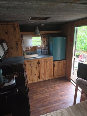 Room - Serene recreational vehicle with AC in charming Springdale (Springdale)