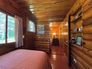 WiFi, bed sheets - Bear Cave at Devil Track Lake Cabins - New! (Grand Marais)