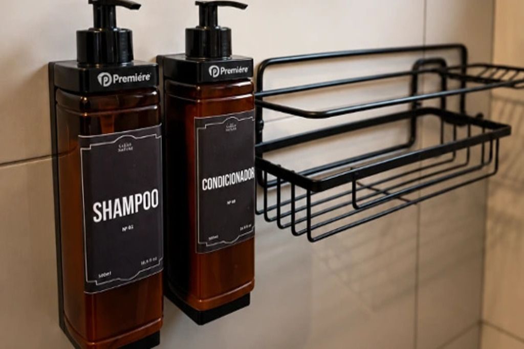 Zwei Shampooflaschen an einem Wandregal im Badezimmer.