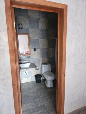 Shower, free toiletries, towels, soap - HOTEL VILLA ACUARIO (Tapachula de Córdova y Ordóñez)