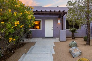 Exterior - Only Inn Palm Springs -  private pool, spa, fire pit lounge, and al fresco dining. (Palm Springs)
