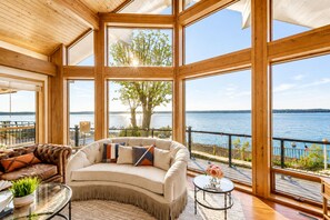 Living area - Seacliff Sunset Haven (Stanwood)