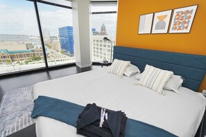 Room - Stylish Westown 2BR Retreat 10 min to Fiserv Forum (Milwaukee)