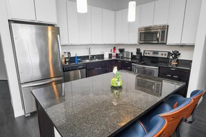 Private kitchen - Stylish Westown 2BR Retreat 10 min to Fiserv Forum (Milwaukee)