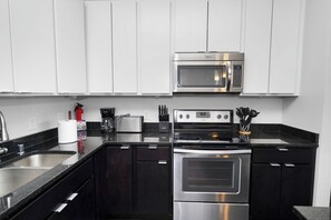 Private kitchen - Stylish Westown 2BR Retreat 10 min to Fiserv Forum (Milwaukee)