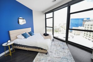 Room - Stylish Westown 2BR Retreat 10 min to Fiserv Forum (Milwaukee)