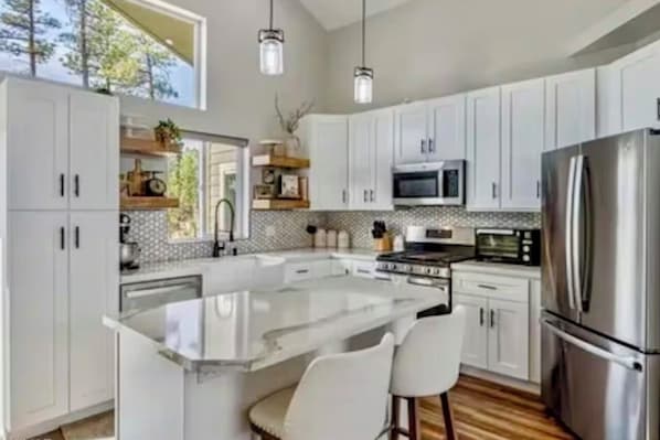 Private kitchen - Modern Home Escape in the Pines - Family Friendly (Show Low)
