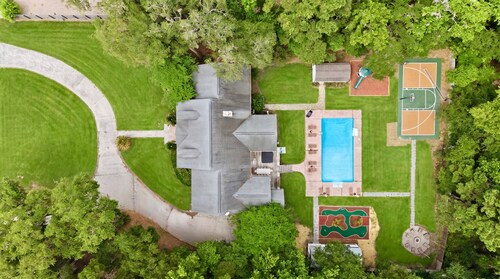 Savannah Luxury: Pool, Pickleball, Golf Simulator, Mini Golf, Karaoke and Game Room