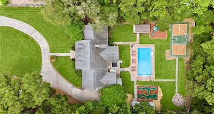 Savannah Luxury: Pool, Pickleball, Golf Simulator, Mini Golf, Karaoke and Game Room