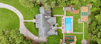 Savannah Luxury: Pool, Pickleball, Golf Simulator, Mini Golf, Karaoke and Game Room
