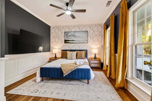 6 slaapkamers, een bureau, een strijkplank/strijkijzer, reisbedje