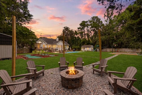 Savannah Luxury: Pool, Pickleball, Golf Simulator, Mini Golf, Karaoke and Game Room