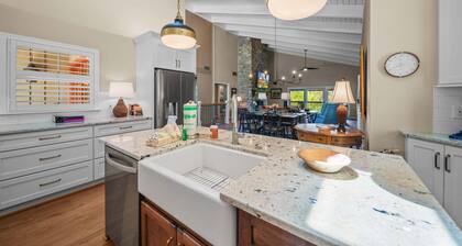 4BR lake-view Blowing Rock retreat