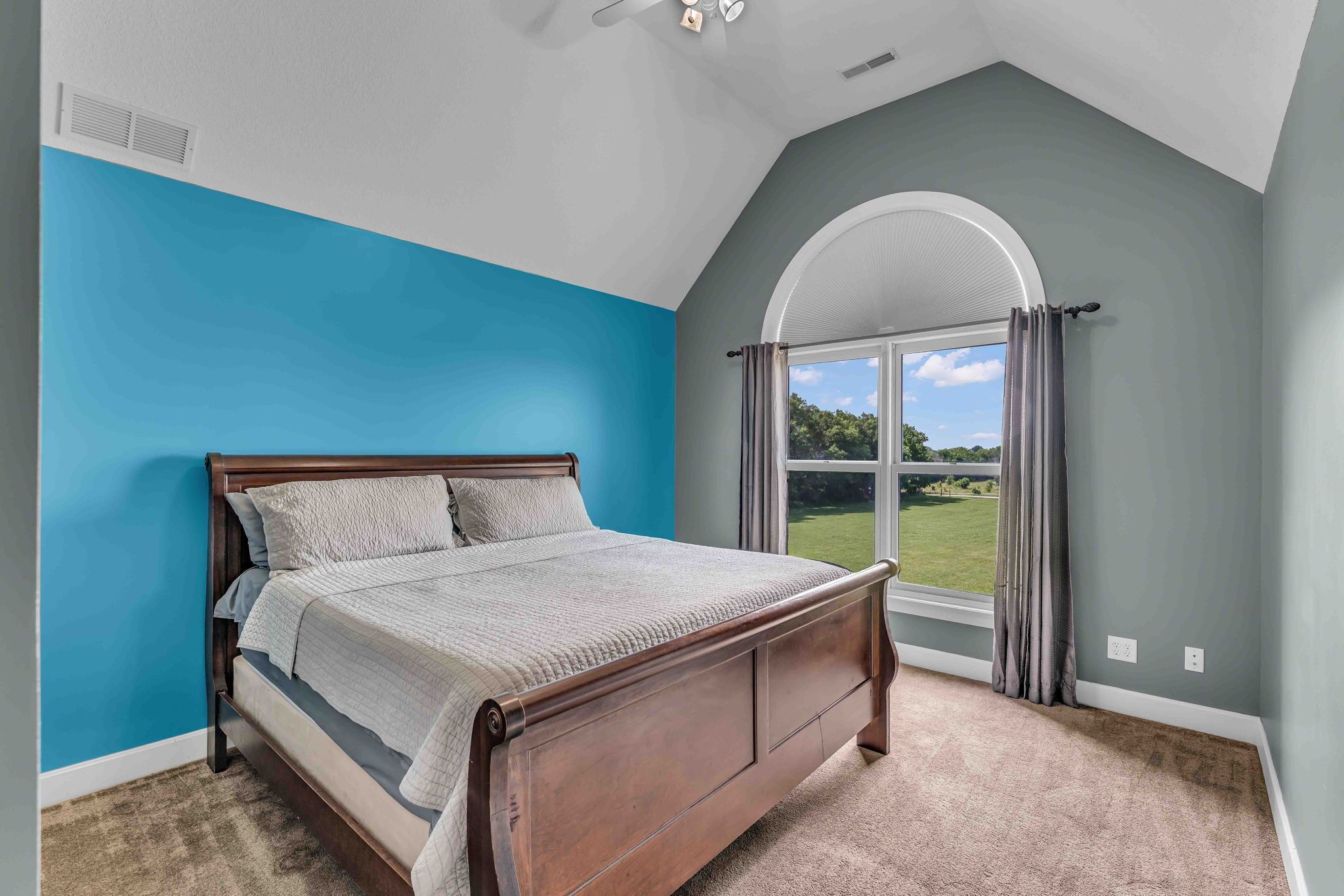 6 bedrooms, desk, free WiFi, bed sheets