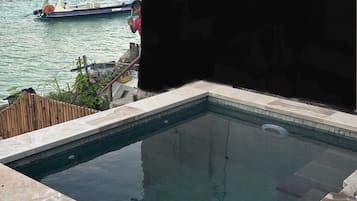 Villa estándar, 1 cama Queen size, vista al mar | Alberca | Alberca techada y camastros