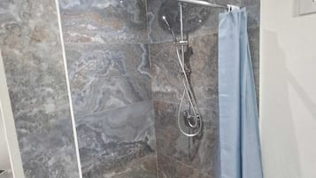 Deluxe-Studio, Terrasse, Gartenblick | Badezimmer