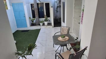 Deluxe-Studio, Terrasse, Gartenblick | Speisen im Freien