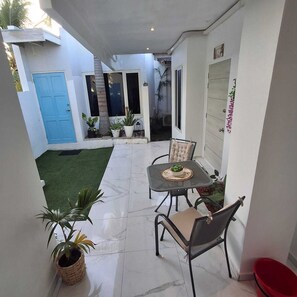 Deluxe-Studio, Terrasse, Gartenblick | Speisen im Freien