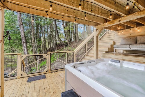 River Bend Woodstock Getaway w/ Hot Tub & Fireplace