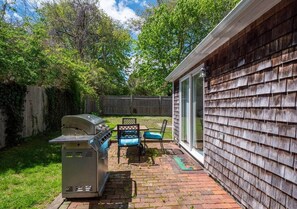 A backyard with a grill, outdoor furniture, and a covered patio area. - Pop, Bubble, and sun-drenched Cutie Cottage! (Middletown)