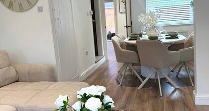 Modern 2BR Home for Families and Groups
