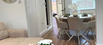 Modern 2BR Home for Families and Groups