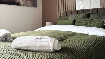 Desk, iron/ironing board, WiFi, bed sheets