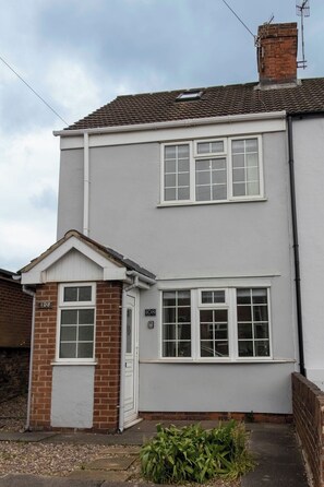 Exterior - Modern 2BR Home for Families and Groups (Eastwood)
