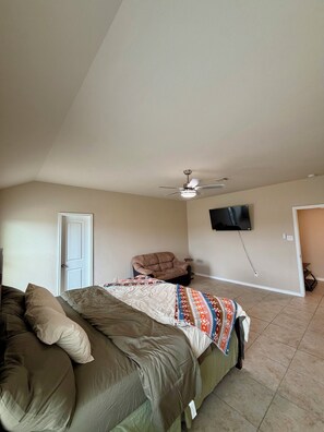 Room - Relaxing Richmond Escape Spacious 4 Bedroom Home (Richmond)