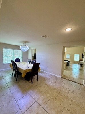 Dining - Relaxing Richmond Escape Spacious 4 Bedroom Home (Richmond)