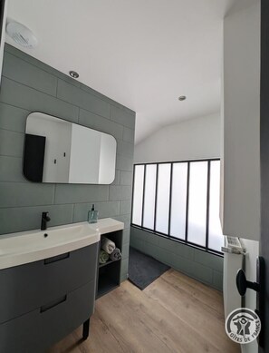 Shower - Vrbo Property (CHAMBOST ALLIERES)