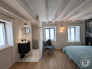Travel cot, Internet, bed sheets - Vrbo Property (CHAMBOST ALLIERES)